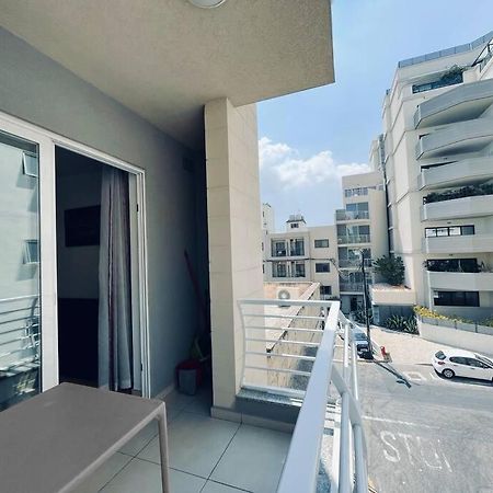 Stylish Modern Central Apartment 4 Paceville Сент Джулианс Экстерьер фото