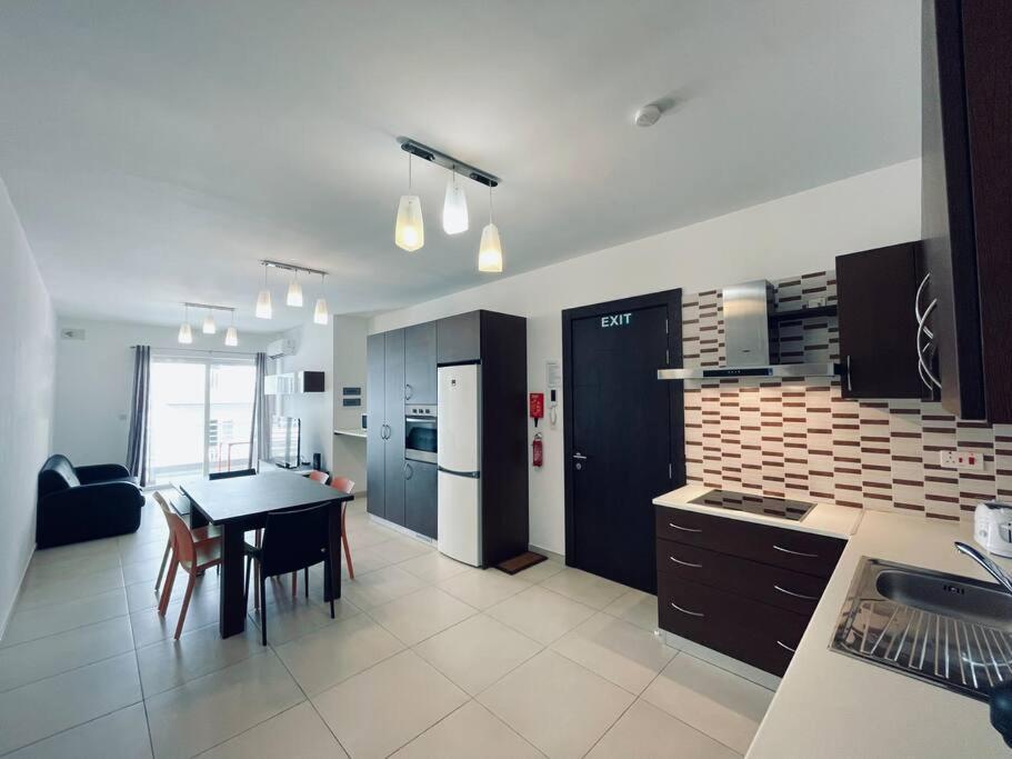 Stylish Modern Central Apartment 4 Paceville Сент Джулианс Экстерьер фото
