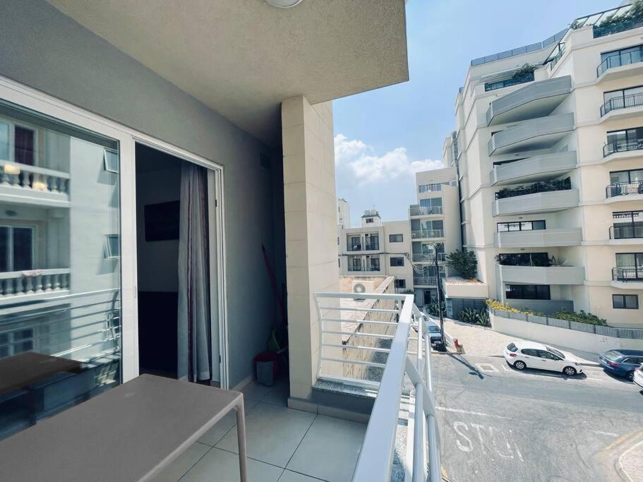 Stylish Modern Central Apartment 4 Paceville Сент Джулианс Экстерьер фото