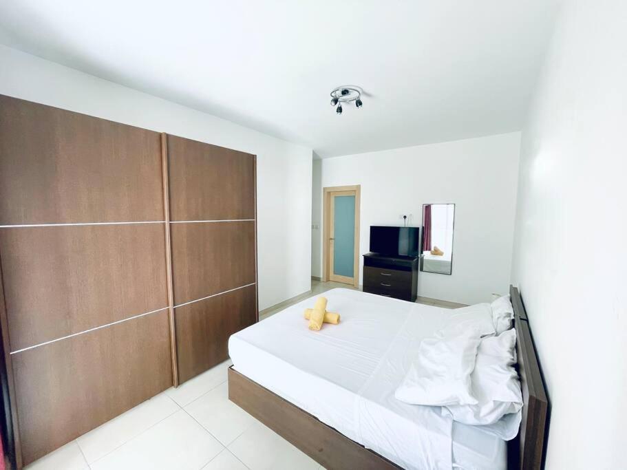 Stylish Modern Central Apartment 4 Paceville Сент Джулианс Экстерьер фото
